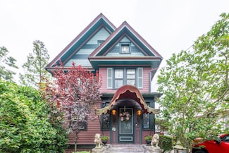 65 Earle Ave, Lynbrook, NY 11563