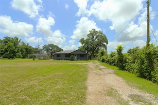 6615 Live Oak Dr, Freeport, TX 77541