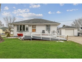 210 Valley Dr, Carlisle, IA 50047