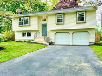 16 Cedar Ridge Dr, Ridge, NY 11961