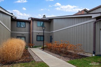 29W460 Emerald Green Dr Unit 28H, Warrenville, IL 60555
