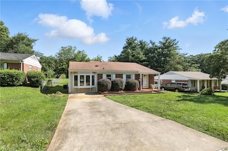 827 Woodcote Dr, Winston Salem, NC 27107