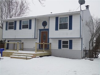 75 Close Hollow Dr, Hamlin, NY 14464