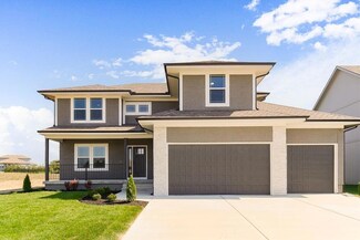12807 S Foxborough Ct, Lee's Summit, MO 64086