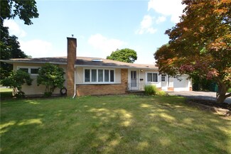78 Willowen Dr, Rochester, NY 14609