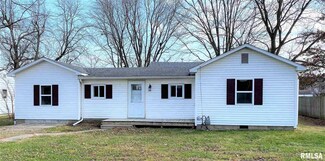 807 S Main St, Clay City, IL 62824