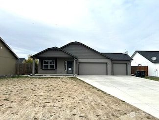 720 S Lakeland Dr, Moses Lake, WA 98837