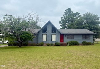 3522 Golfview Rd, Hope Mills, NC 28348
