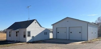 1411 Whiting Dr, Yankton, SD 57078