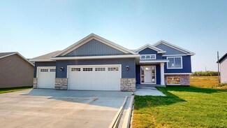 2013 Elk Run Dr SE, Pine Island, MN 55963