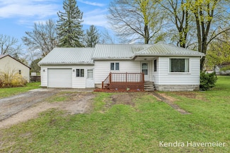 218 E Forrest St, Edmore, MI 48829