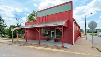 102 S Central Ave, Lacona, IA 50139