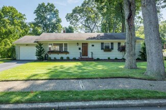 4 Roslyn Dr, Oakhurst, NJ 07755