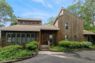 1572 Middle Rd, Calverton, NY 11933