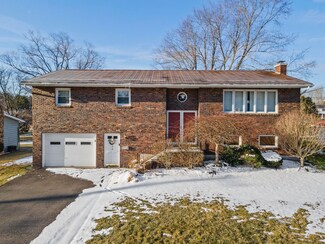 2708 Manhattan Dr, Endicott, NY 13760