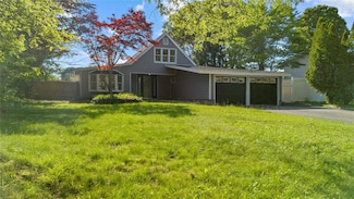 28 Snowberry Ln, Islandia, NY 11749
