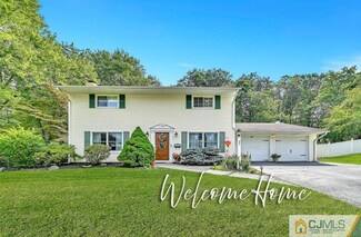 27 Bedford Rd, Kendall Park, NJ 08824