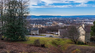 1720 S Crest Manor Ln, Chattanooga, TN 37404