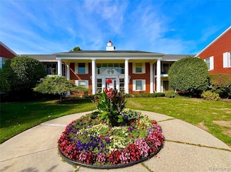 19710 W 13 Mile Rd Unit 107, Beverly Hills, MI 48025