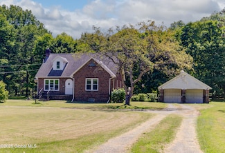 58 State Farm Rd, Voorheesville, NY 12186