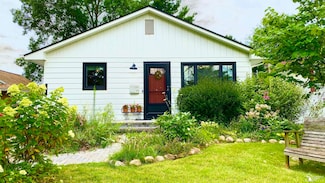 77 Wexford Ave, Belleville, MI 48111