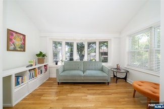1096 Stasia St, Teaneck, NJ 07666