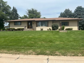 532 Charles Rd, Hebron, NE 68370