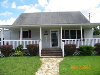 818 Warren Ave, Belpre, OH 45714