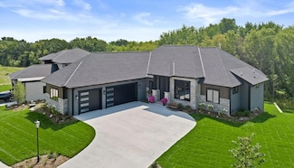 N55W25295 Crescent Hill Dr, Sussex, WI 53089