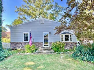 7 Avenue B, Helmetta, NJ 08828