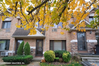 90 North Dr, Staten Island, NY 10305
