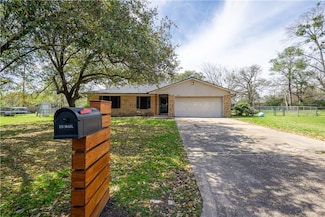 2900 River Oaks Cir, Bryan, TX 77802