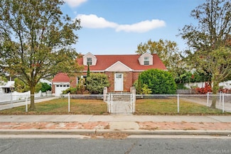 41 Ostend Rd, Island Park, NY 11558