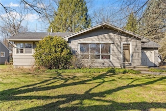 9 Woodcrest Dr, Rochester, NY 14625
