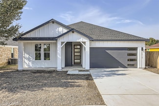 2413 Blue Sky Ln, Lockhart, TX 78644