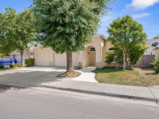 5611 W Carmen Ave, Fresno, CA 93722