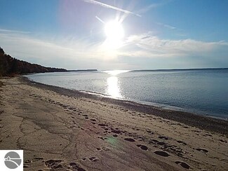 7681 N Gills Pier Rd, Northport, MI 49670