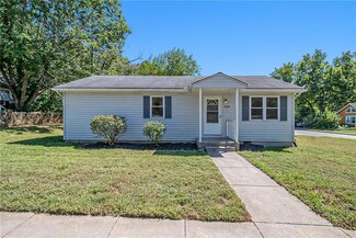 228 S Main St, Liberty, MO 64068