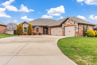 5652 S Cottonwood Dr, Battlefield, MO 65619