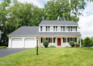 27 Manor Dr, Glenmont, NY 12077