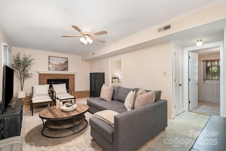 5329 Glenbrier Dr, Charlotte, NC 28212