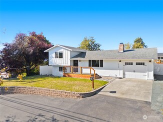 2102 12th St, Anacortes, WA 98221