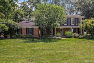 1367 Chestnut Ln, Rochester Hills, MI 48309