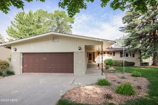 1333 Crestview Dr, Watertown, SD 57201