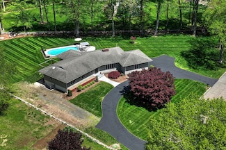 52 Deepdene Rd, Trumbull, CT 06611