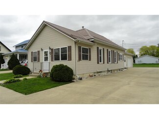 315 E Cherry St, Monticello, IA 52310