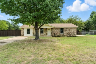 1024 Red Oak St, Azle, TX 76020