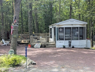 198 Big Bass Dr, Milford, PA 18337