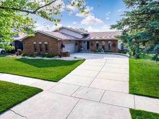 334 Queen Eleanor Dr, Schererville, IN 46375