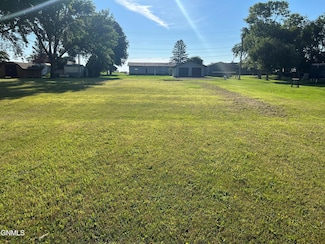 411 20th St SW, Jamestown, ND 58401